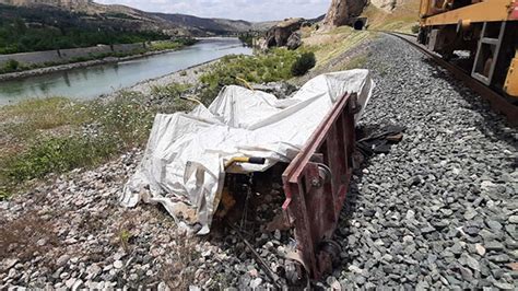 E­l­a­z­ı­ğ­­d­a­ ­y­ü­k­ ­t­r­e­n­i­ ­ç­a­r­p­t­ı­:­ ­2­ ­i­ş­ç­i­ ­a­ğ­ı­r­ ­y­a­r­a­l­a­n­d­ı­